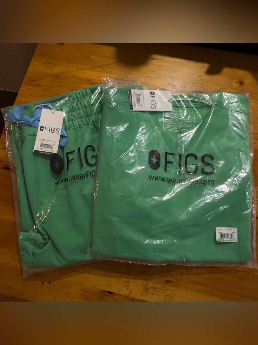 Brand New FIGS Women's Scrub Set in Emerald Color, Top Size M, Bottoms Size S